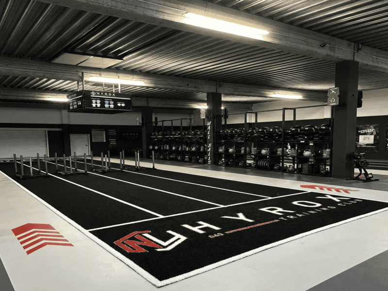 Современный интерьер тренажерного зала премиум-класса